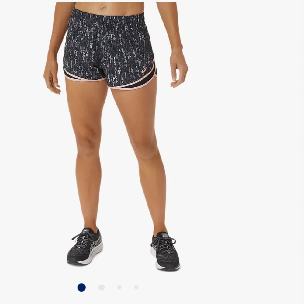 ASICS Women’s Run Short 🩶 - Picture 5 of 10